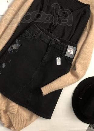 Чёрная джинсовая юбка трепеция с вышивкой Marks & Spencer
